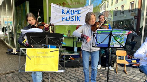 Kinder mit Geige und Cello haben für mehr Räume und ein Haus demonstriert.  (Foto: SWR, Paula Zeiler)