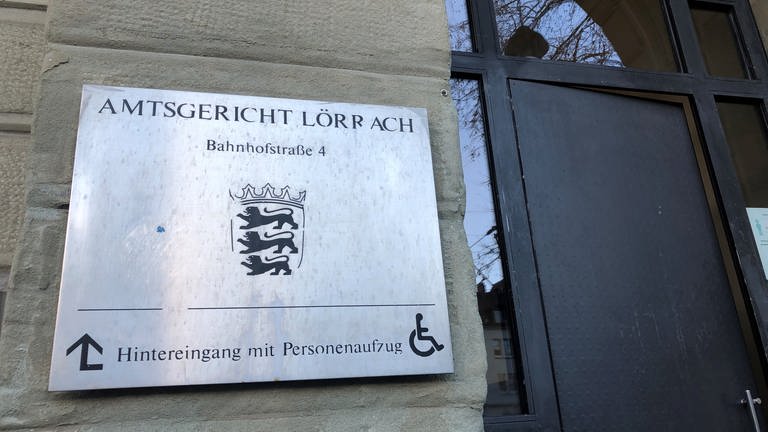 Schild am Eingang Amtsgericht Lörrach (Foto: SWR, Laura Könsler)