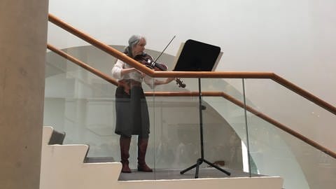 Sally Clarke vom SWR Sinfonieorchester umrahmt auf der Bratsche das "Metronom-Konzert" (Foto: SWR, Gabi Krings)