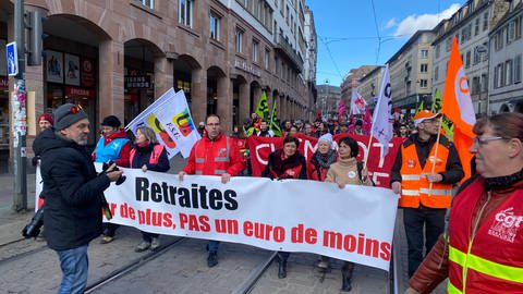 In Straßburg demonstrieren tausende Menschen gegen die geplante Rentenreform.  (Foto: SWR)