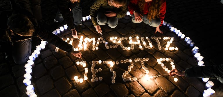 Freiburger Jugendliche zünden bei der Klimaschutzaktion "Earth Hour" Kerzen an (Archivbild) (Foto: dpa Bildfunk, Patrick Seeger)