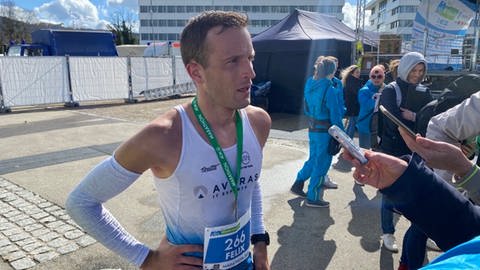 Felix Köhler aus Bad Säckingen (Kreis Waldshut) gewann den Freiburg-Marathon bei den Männern in 2:25:11 Stunden. (Foto: SWR, Sebastian Bargon)
