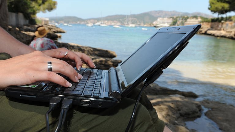 Laptop am Strand (Foto: dpa Bildfunk, Picture Alliance)