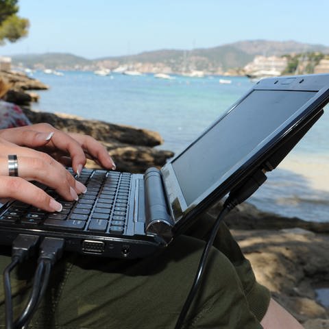 Laptop am Strand (Foto: dpa Bildfunk, Picture Alliance)