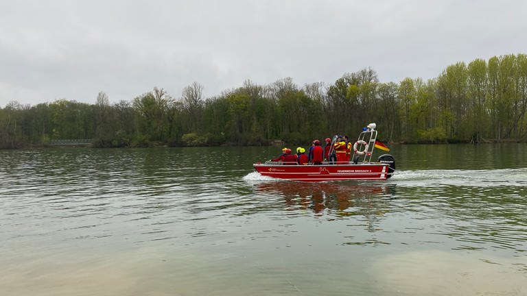 In Breisach haben DLRG und Bergwacht gemeinsam den Ernstfall geübt. Die DLRg war mit ihrem Motorboot auf dem Wasser unterwegs, die Bergwacht mit ihrem rotem Heli in der Luft.  (Foto: SWR, Jasmin Bergmann)