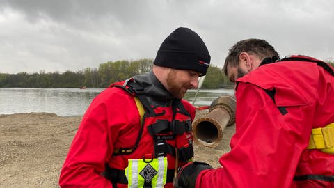 In Breisach haben DLRG und Bergwacht gemeinsam den Ernstfall geübt. Die DLRg war mit ihrem Motorboot auf dem Wasser unterwegs, die Bergwacht mit ihrem rotem Heli in der Luft.  (Foto: SWR, Jasmin Bergmann)