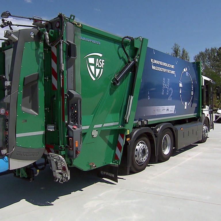 Müllwagen mit Wasserstoffaufdruck am Tagungsort (Foto: SWR)