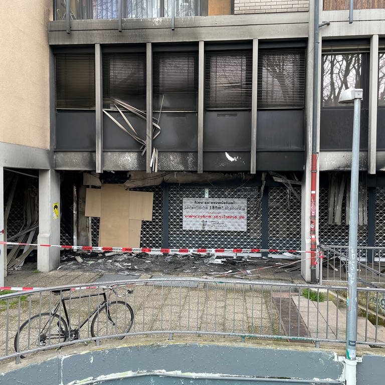 Eine abgebrannte Hausfassade im Freiburger Stadtteil Oberau.  (Foto: SWR, Jan Lehmann)