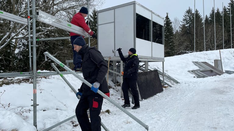 Vorbereitungen auf den Damenweltcup im Skispringen an der Schanze in Hinterzarten. Unter anderem wird die Schanze präpariert. (Foto: SWR)