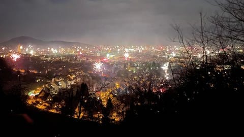 Feuerwerk glitzert über dem erleuchteten Freiburg. (Foto: SWR)