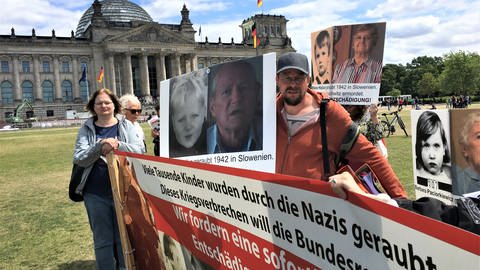 Christoph Schwarz vor dem Bundestag in Berlin: Seit Jahren kämpft er mit seinem Verein für eine Entschädigung der geraubten Kinder.  (Foto: SWR)