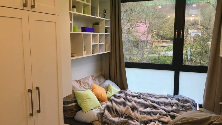 Die Wohncubes sind mit kleinen Küchen, einem Bett und einem voll funktionsfähigen Badezimmer ausgestattet.  (Foto: SWR, Ann-Kathrin Moritz)