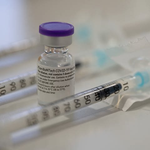 Corona-Impf-Ampulle (Foto: dpa Bildfunk, Sebastian Gollnow)