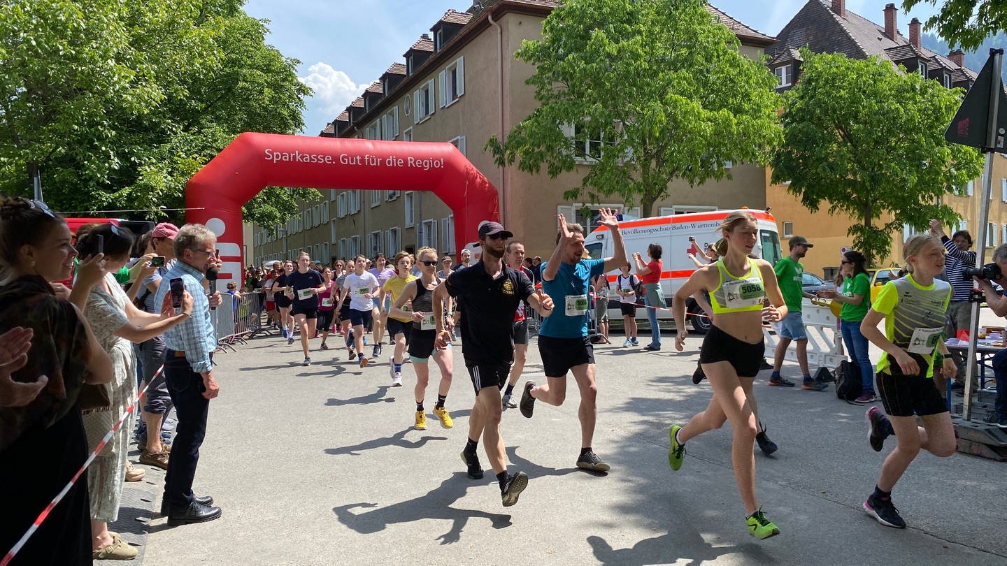 Rund 900 Personen haben beim vierten Rainforest Run in Freiburg teilgenommen. (Foto: SWR, Jasmin Bergmann)