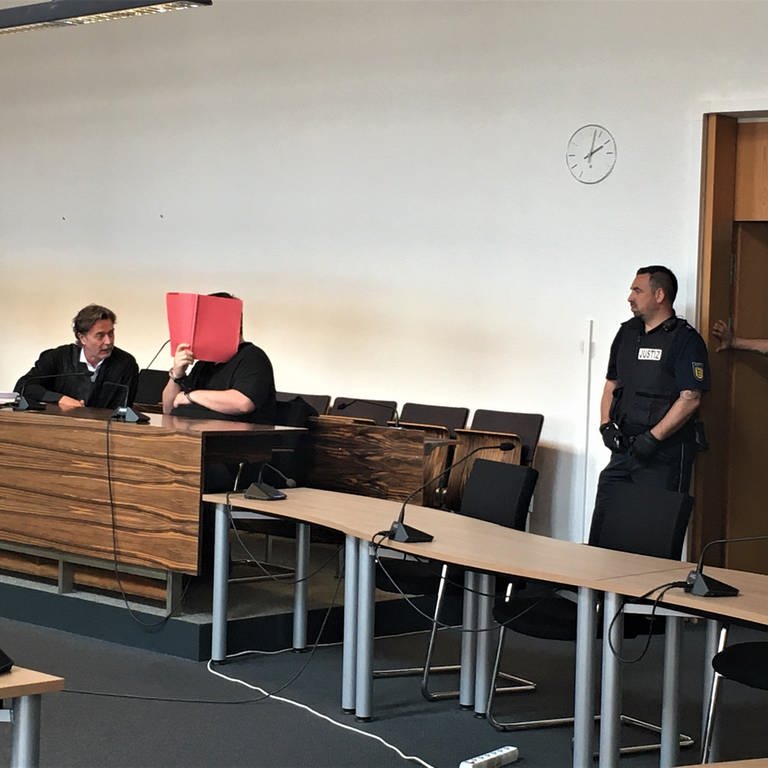 Der 35-jährige Angeklagte vor der Urteilsverkündung am Landgericht Freiburg (Foto: SWR, Gabi Krings)