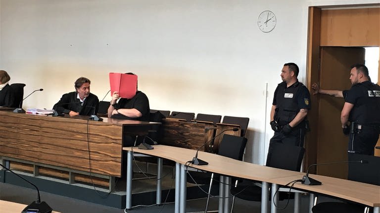 Der 35-jährige Angeklagte vor der Urteilsverkündung am Landgericht Freiburg (Foto: SWR, Gabi Krings)