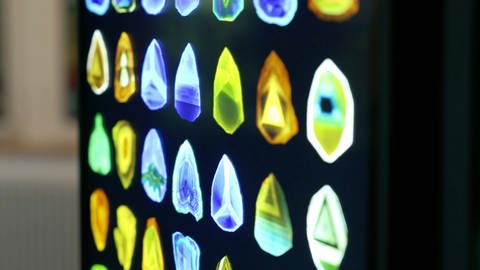 Leuchtend und geheimnisvoll: Freiburger Ausstellung zeigt Turmalin-Kristalle (Foto: SWR)