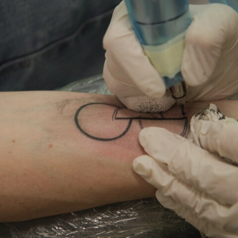 Ein Arm mit dem Organspende-Tattoo. (Foto: SWR)