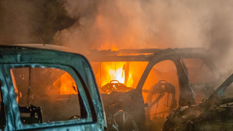 Mehrere Autos brennen in Autohaus bei Achern - Polize vermutet Serientäter (Foto: dpa Bildfunk, Picture Alliance)