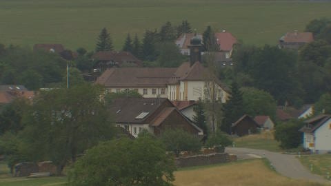 View of Riedern am Wald - the church towers over the other houses in the village.  (photo: SWR)