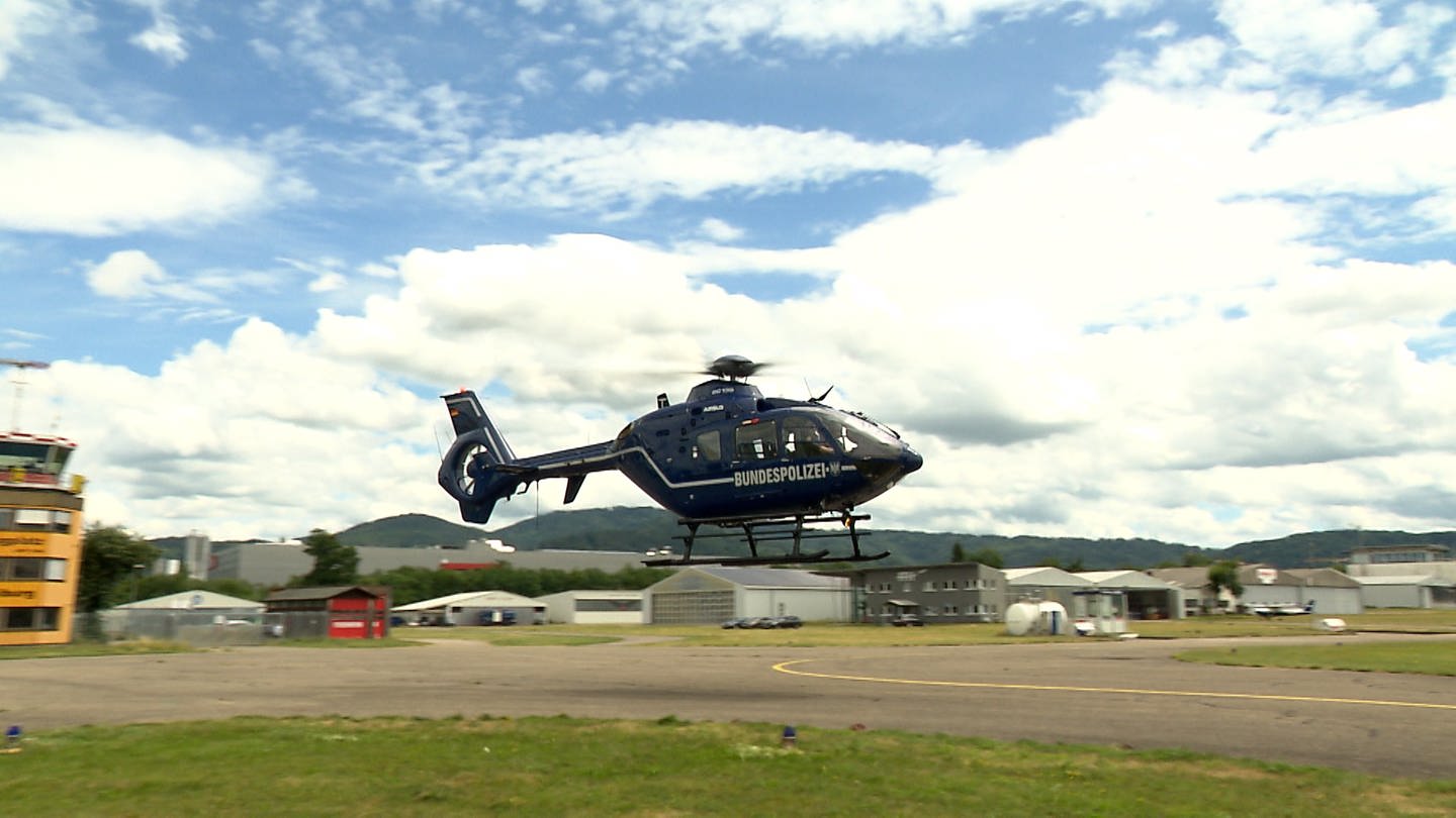 Hubschrauber der Bundespolizei startet (Foto: SWR)