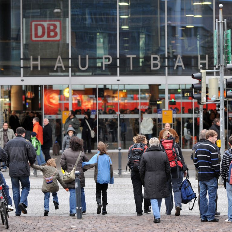 Reisende gehen in Freiburg zum Hauptbahnhof.  (Foto: dpa Bildfunk, Picture Alliance)