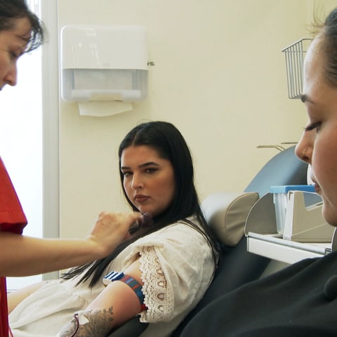 Zwei junge Frauen mit Schwarzen Haaren spenden Blut in der Blutspendezentrale. (Foto: SWR)