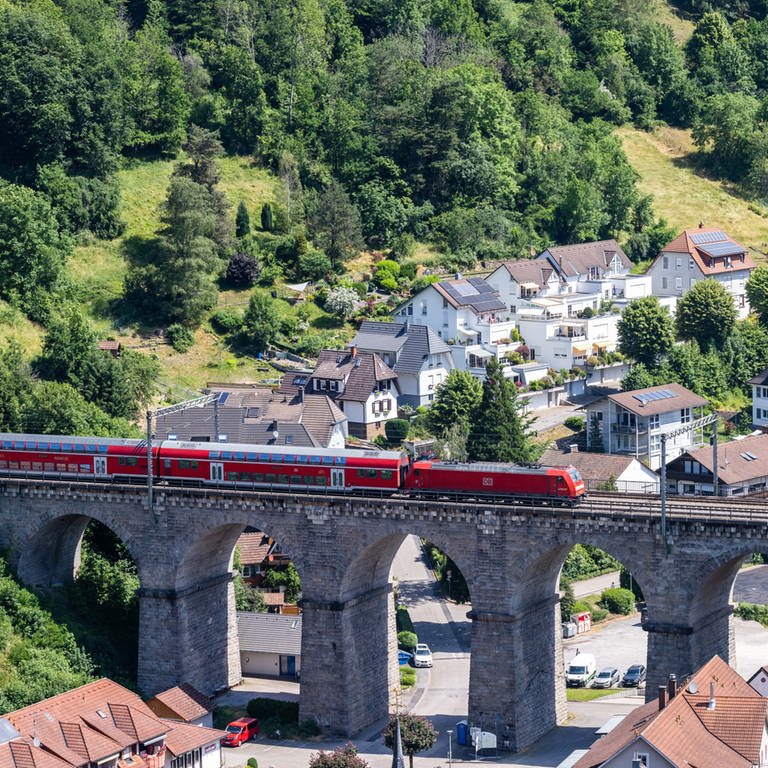 Die Schwarzwaldbahn, ein beliebter Zug, unterwegs auf einer traumhaft schönen Strecke (hier bei Hornberg im Ortenaukreis). (Foto: picture-alliance / Reportdienste, Philipp von Ditfurth)