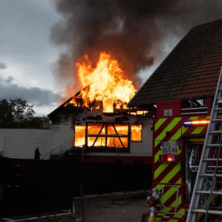 In einer Ferienunterkunft bei Colmar im Elsass ist am Mittwochmorgen ein Feuer ausgebrochen. (Foto: Kamera24)