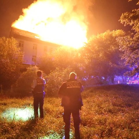 Nach einem Brand einer ehemaligen Jugendherberge in Villingen-Schwenningen ermittelt die Polizei wegen Brandstiftung. (Foto: Kamera24)