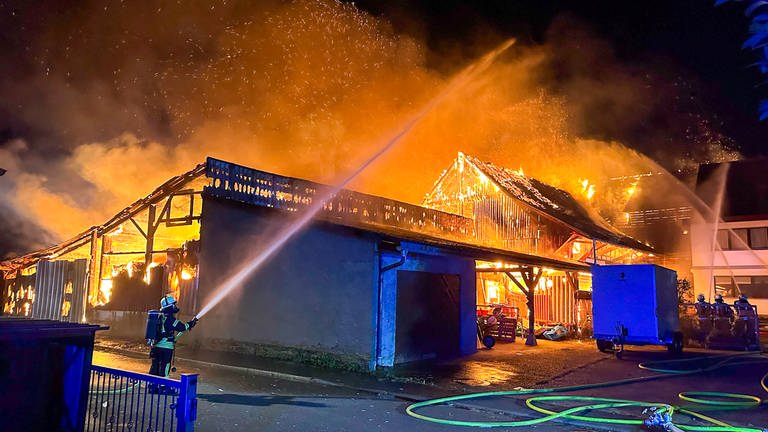 Im Kehler Stadtteil Neumühl (Ortenaukreis) ist ein landwirtschaftlich genutztes Gebäude in Brand geraten. (Foto: Marco Dürr/EinsatzReport24)
