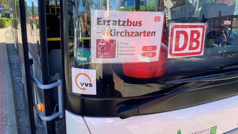 Bus mit Hinweisschild auf Schienenersatzverkehr im Höllental (Foto: SWR, Peter Steffe)
