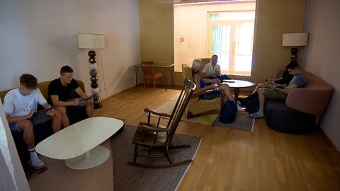 Die gymnasiale Oberstufe an der Alemannenschule in Wutöschingen nutzt Räumlichkeiten, die wie gemütliche Wohnzimmer aussehen, zum Beispiel für Gruppenarbeiten. (Foto: SWR)