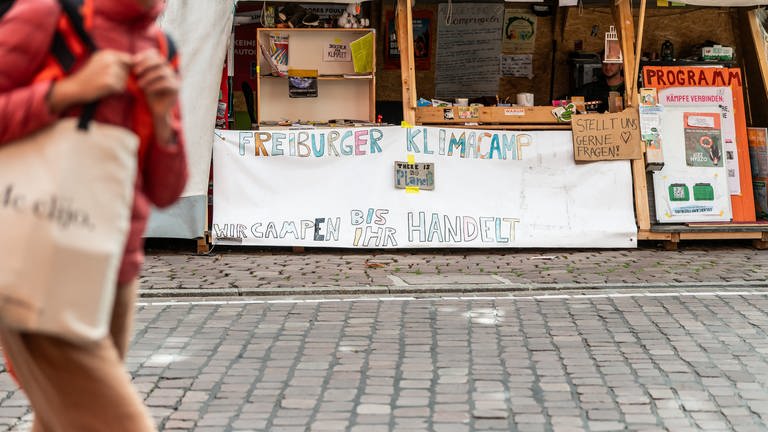 Das Klimacamp auf dem Rathausplatz in Freiburg. (Foto: dpa Bildfunk, picture alliance/dpa | Silas Stein)