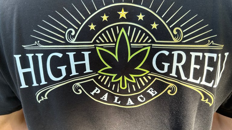 Das Logo des Lahrer Cannabis-Clubs „High Green Palace“ aufs T-Shirt gedruckt. (Foto: SWR, Ulf Seefeldt)