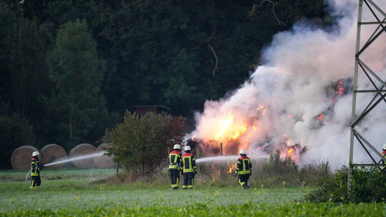 Brennende Heuballen bei Offenburg (Foto: Einsatz-Report24)