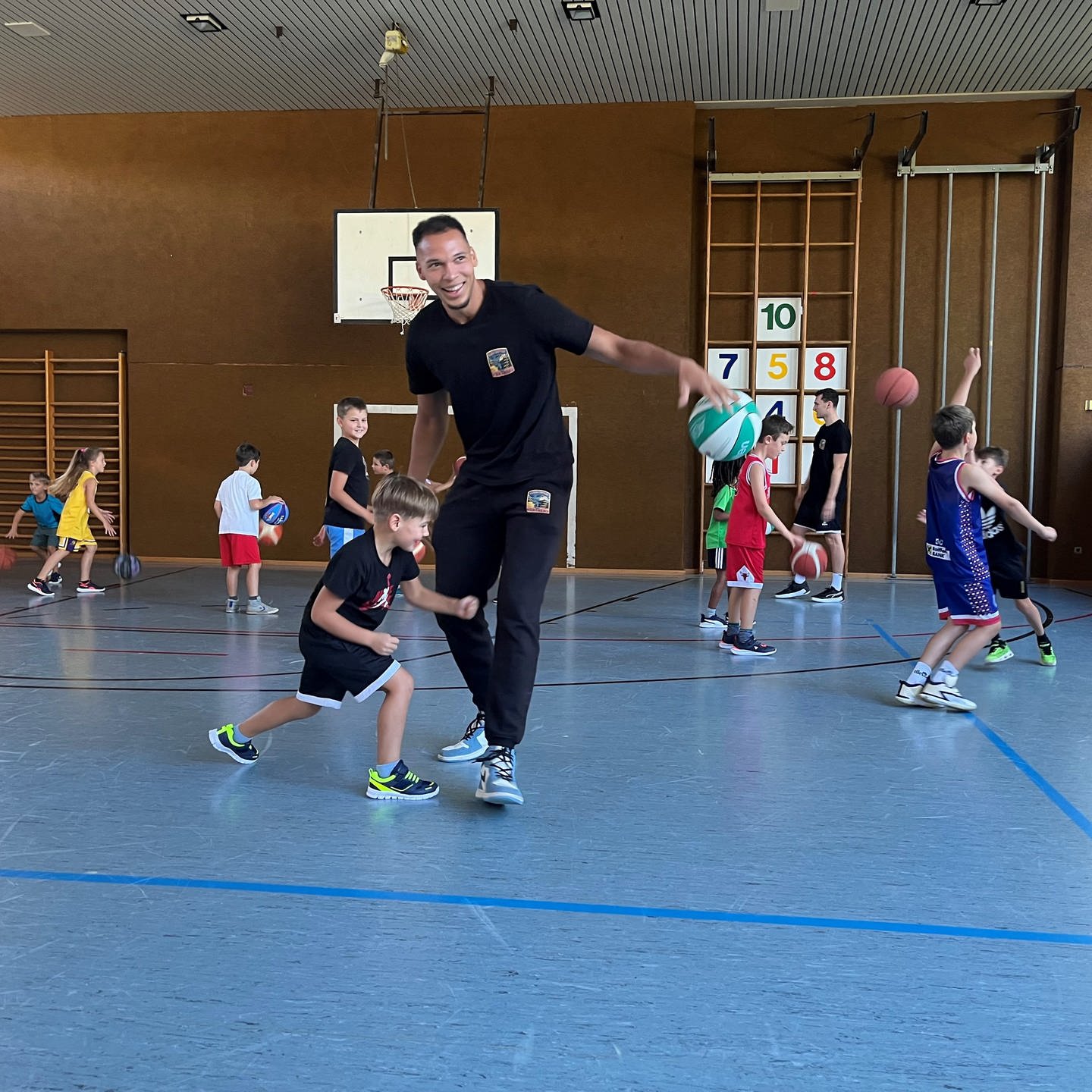 Basketball-Profis begeistern Kinder im Schwarzwald