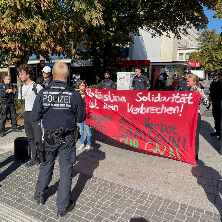 Unbekannte bewerfen Israel-Flagge in Wyhlen mit roter Flüssigkeit