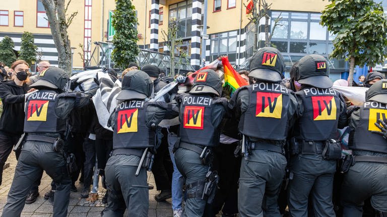 In Weil am Rhein drängen Polizeibeamte Gegendemonstranten einer Demonstration mit dem Titel "Demo für Frieden, Freiheit und Souveränität" zurück. (Foto: picture-alliance / Reportdienste, Philipp von Ditfurth)