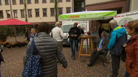 Infostand zum Bürgerentscheid auf dem Gundelfinger Rathausplatz (Foto: SWR)