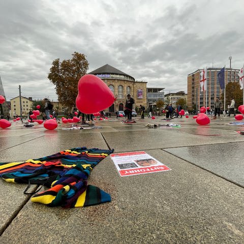 Auf dem Platz der Alten Synagoge in Freiburg ist mit Luftballons und Fotos an die von der Hamas entführten Menschen erinnert worden. (Foto: SWR, Anita Westrup)