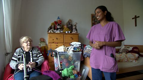 Zwei Frauen lachen in einem Heim für psychisch Erkrankte (Foto: SWR)