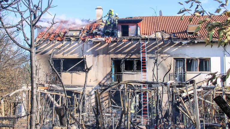 Drei von fünf Wohnungen der Reihenhaussiedlung sind bei dem Brand in Offenburg zerstört worden. Sieben Menschen wurden durch Rauchgasvergiftung leicht verletzt. (Foto: Moritz Moser / EinsatzReport24)