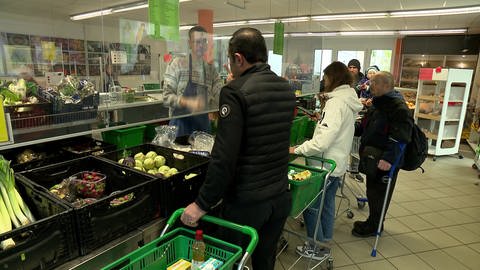 Tafelläden in Deutschland und dem Elsass leiden, weil es zu wenig Lebensmittel gibt, die für bedürftige Menschen ausgegeben werden können. Gleichzeitig steigt die Zahl der Menschen, die auf günstige Nahrungsmittel aus den Tafelläden angewiesen sind. (Foto: SWR)
