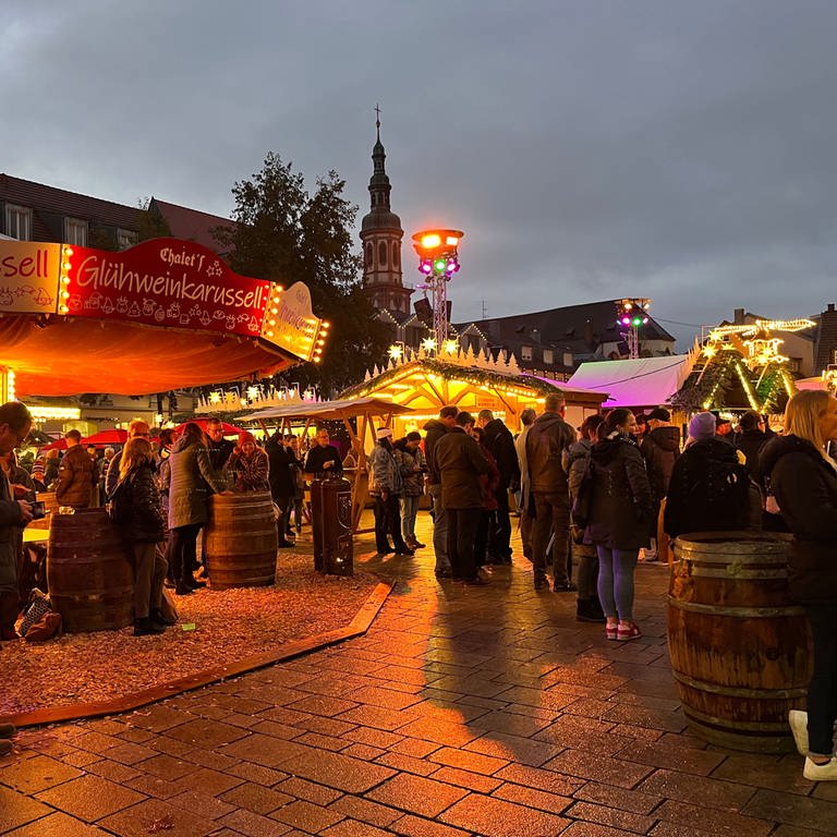 Der Weihnachtsmarkt in Offenburg. Die meisten Stände stehen auf dem Marktplatz. (Foto: SWR, Paulina Flad)