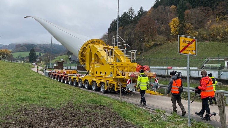 Auf dem Weg zum Windpark Kallenwald ist ein Windrad auf einem Transportfahrzeug stecken geblieben. (Foto: SWR, Tim Kukral)