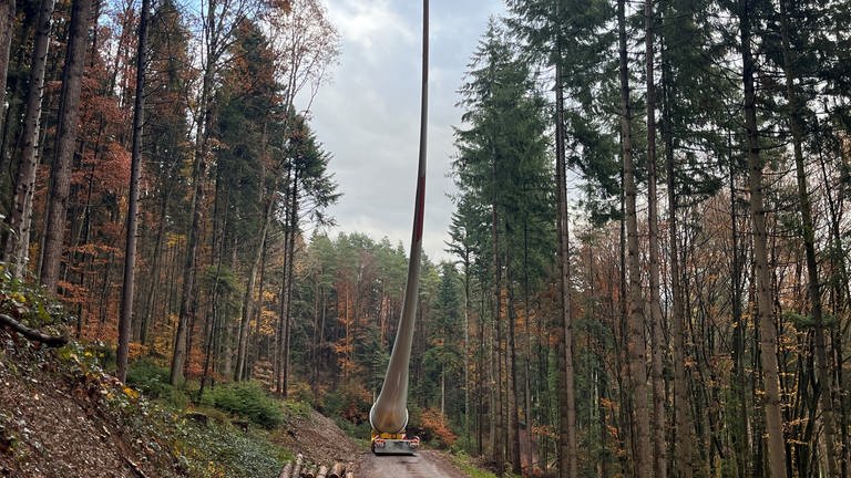Ein Rotorblatt eines Windrads ist im Ortenaukreis im Wald steckengeblieben. (Foto: TV News Acher Film GmbH / Walid Doughan)
