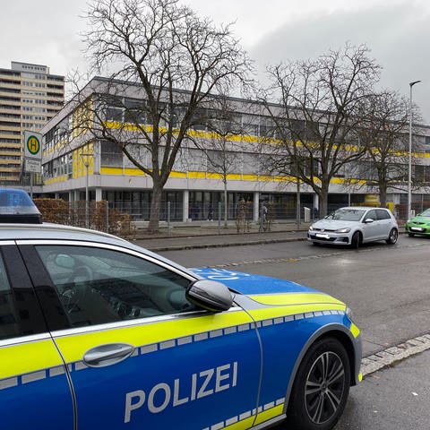 Polizeiauto vor der Schule (Foto: SWR, Katharina Seeburger)