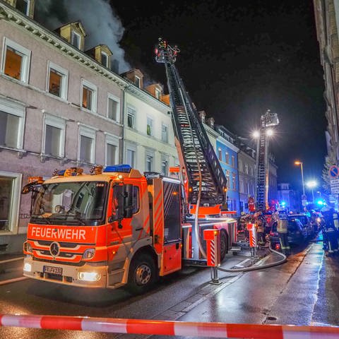 Feuerwehr bei Löscharbeiten in Freiburg (Foto: Nick Kauz / EinsatzReport24)