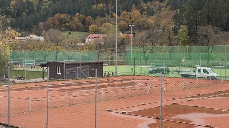 Tennisplätze der Universität Freiburg. Im Hintergrund der Schwarzwald (Foto: SWR)